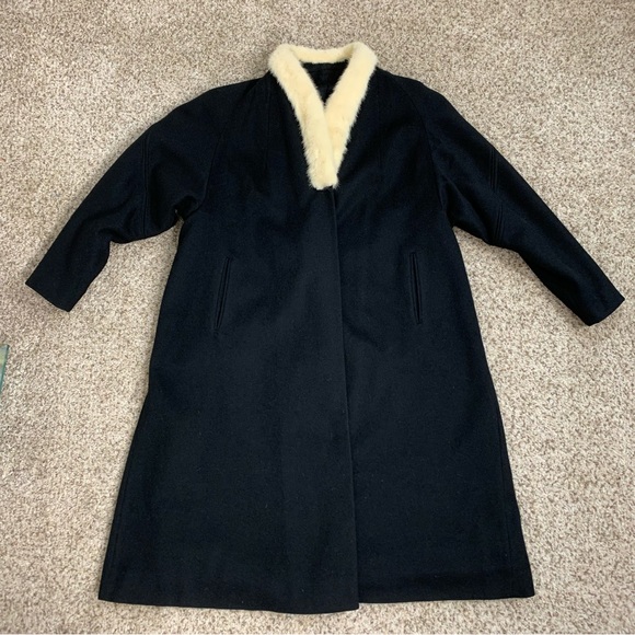 Vintage Black Wool coat with white fur collar - Picture 9 of 15